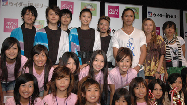 グランプリ受賞者の子供たちと記念撮影に収まる「チーム阿波DANCE]とTRFのSAM、CHIHARU、ETSU
