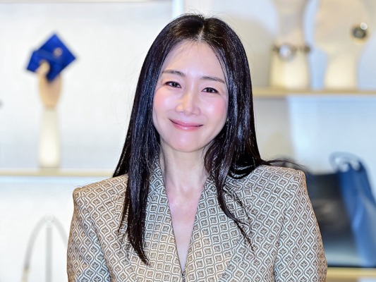 チェ・ジウの年齢を感じさせない美しさに“恍惚”。高級ブランドのイベントで放った笑顔【独占写真】