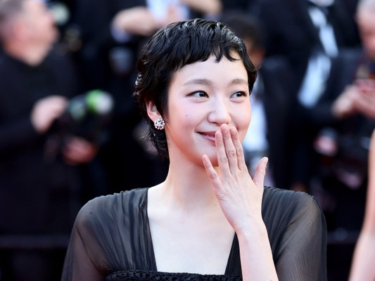 キム・ゴウン、カンヌ国際映画祭で独自のオーラを放つ！“地中海の風と共にコーヒータイム”