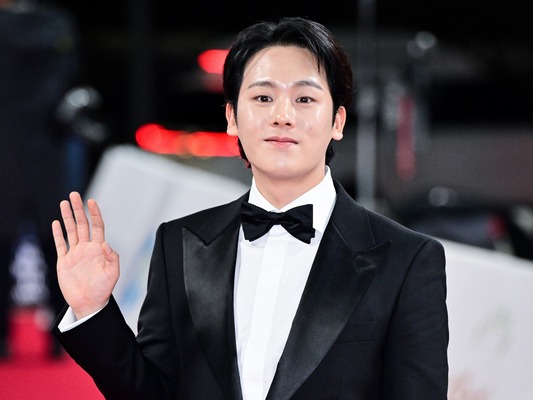 『ムービング』ボンソクから一変、イ・ジョンハが新プロフィールで見せた“大人の男”の顔