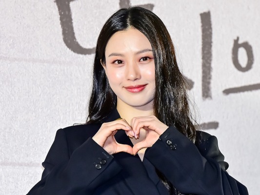 「ラブコメの女神」に暗雲…女優コ・ミンシ、中学時代の“いじめ疑惑”浮上で『隠し味にはロマンス』に危機