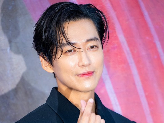 『私たちの映画』でナムグン・ミンは「苦悩する天才映画監督」をどう演じるのか