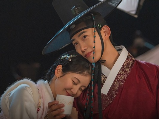 緊張のキス直前シーン公開、ソヒョン×オク・テギョンの“原作崩壊ロマンス”に心を奪われる