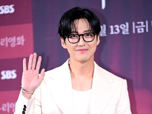 Disney+配信『私たちの映画』主演ナムグン・ミン、撮影初日のエピソードを披露「監督らしくしたら…」