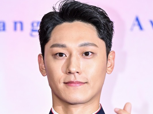 イ・ドヒョン、空港をランウェイに！全身PRADAでミラノへ「顔がファッションを完成させる」