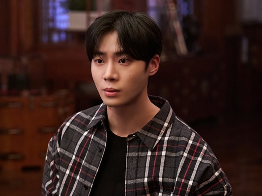 『巫女と彦星』チュ・ヨンウの凄絶な没入演技、制服の似合う憑依演技に視聴者釘付け