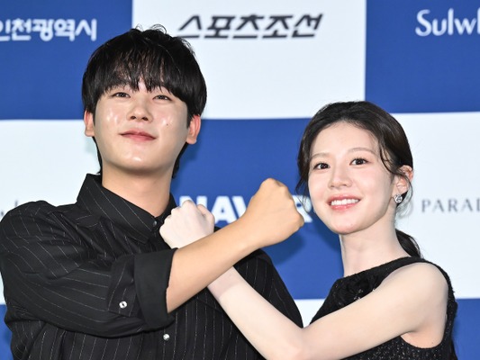 『ムービング』高校生カップルの再会に、夢のツーショットも「青龍シリーズアワード」手形刻印セレモニーの様子【独占写真】