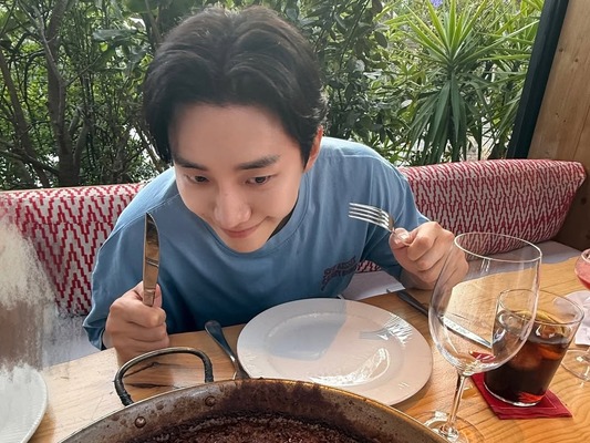 2PMジュノがスペインで息抜きのひととき。見るだけで癒される姿に“ほっこり”【PHOTO】