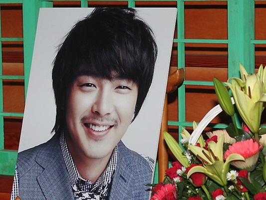 故パク・ヨンハさんの15周忌。納骨堂を訪れたジェジュンが想いを綴る「心の中に生きている」