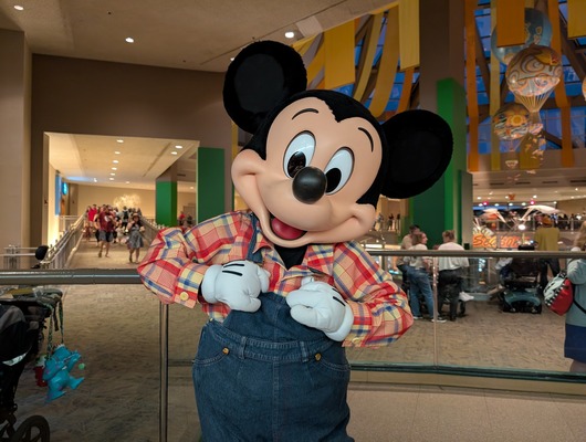 【海外ディズニー】農夫スタイルのミッキーがごあいさつ！エプコットの人気レストランを体験　フロリダ WDW