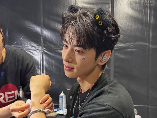 入隊控えたチャウヌ、入隊前最後の日本公演で放った“眩しいビジュアル”。さすが顔天才！【PHOTO】