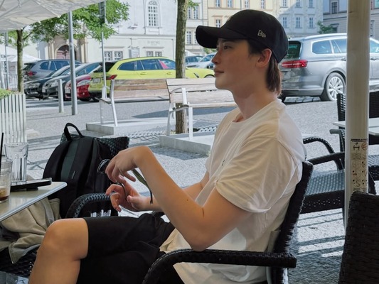 「完全に沼」イ・ジョンソク、筋肉美際立つ夏の“彼氏ファッション”に視線集中！【PHOTO】