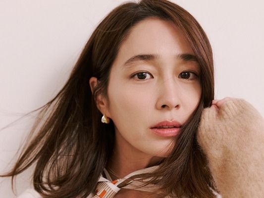 “『イカゲーム』俳優の妻”イ・ミンジョン、優雅に秋を先取り…近距離ショットで際立つ美貌【PHOTO】