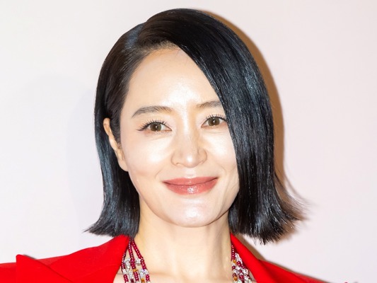 54歳女優キム・ヘス、撮影中でも透明感爆発…オム・ジョンファの応援にとびきりの笑顔！【PHOTO】