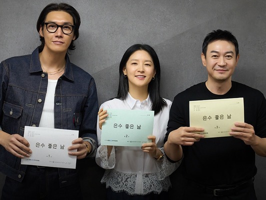 イ・ヨンエ×キム・ヨングァン共演『ウンスのいい日』、和やかムードの台本リーディング現場を公開！