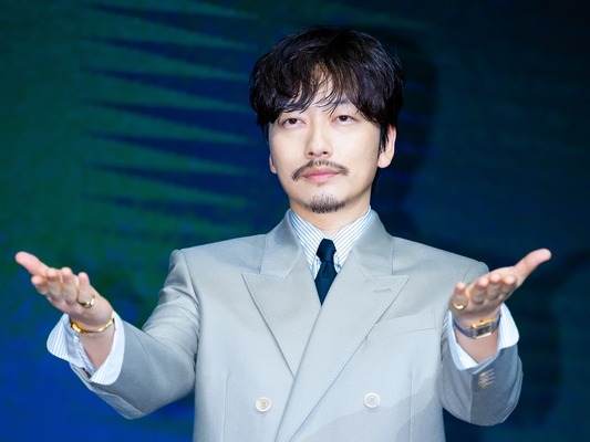 Disney+で配信中の話題作『パイン ならず者たち』に輝くイ・ドンフィの真骨頂