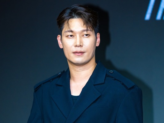 Disney+で配信中の『優しい男の物語』でパク・フンが魅せる哀しきカリスマの肖像