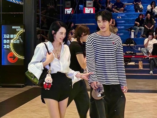 “本当に32歳差？”『シュルプ』母子役のキム・ヘス、ユン・サンヒョン、仲良く試写会に出席！【PHOTO】