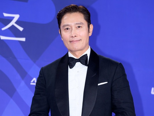 史上初の男性単独司会者にイ・ビョンホン、釜山映画祭の節目を飾る特別な10日間