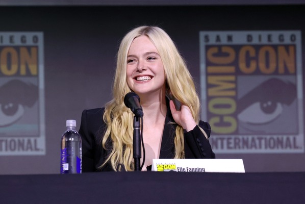 エル・ファニング Photo by Jesse Grant/Getty Images for Disney