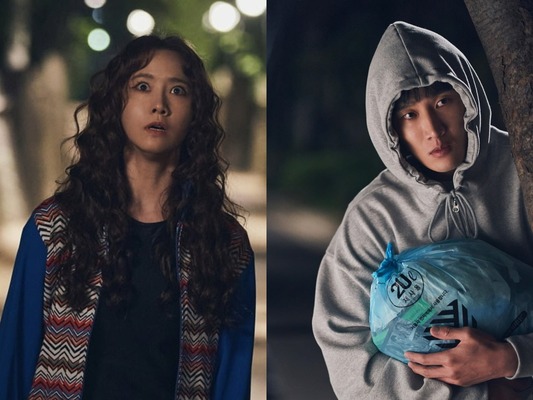 悪魔のユナと「体格負け」のアン・ボヒョン…映画『悪魔が引っ越してきた』スチールカットを公開！