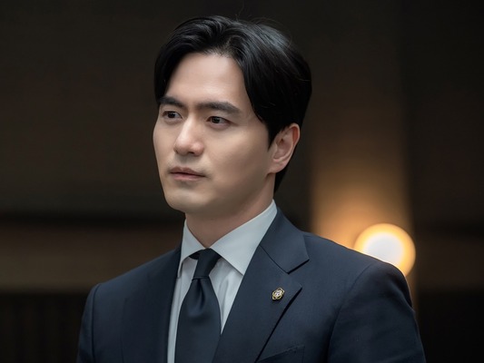 イ・ジヌクが魅せるギャップの魔法、『エスクワイア』で見せた静かな支配力