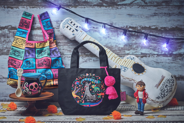 ぬいぐるみキーチェーン2,800円/ トートバッグ5,000円/ エコバッグ1,500円/ マグカップ2,800円/クッション4,800円(C) Disney/Pixar