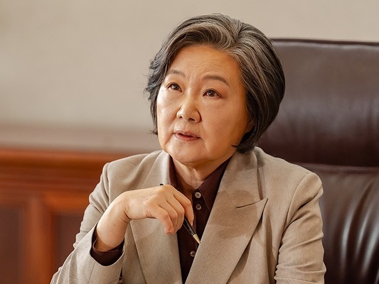 『北極星』で輝く唯一無二の存在感、キム・ヘスクが大統領役で放つ圧倒的オーラ