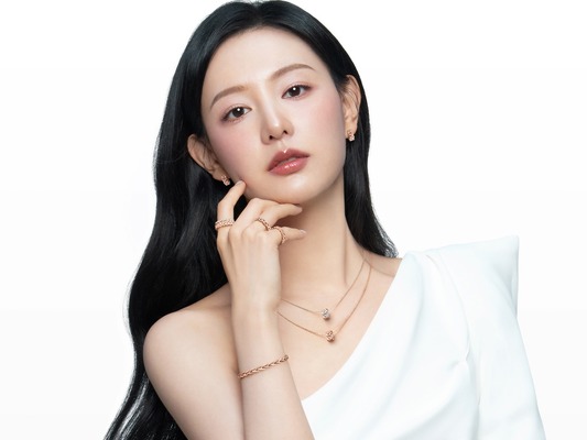 大胆「肩出し」衣装も上品に…『涙の女王』キム・ジウォン、磨きのかかった美貌で視線を奪う【PHOTO】