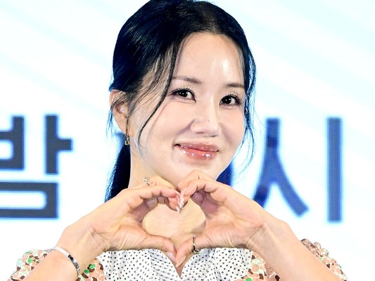 56歳でも恋愛現役！“年下キラー”のオム・ジョンファ、「休んだことない恋愛史」を告白