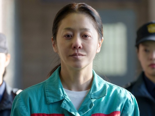 『カマキリ』でコ・ヒョンジョンが連続殺人鬼に完全変貌、その微笑に潜む戦慄