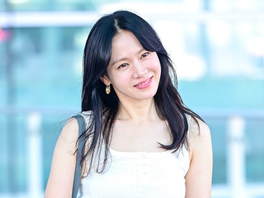 ソン・イェジン、1児の母とは思えない爽やかファッションで登場！“体調万全”【独自写真】