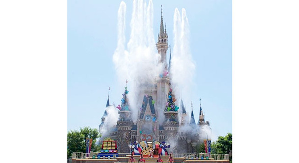 東京ディズニーリゾートで 熱い お祭りがスタート 華麗なショーでゲストはずぶ濡れ Cinemacafe Net
