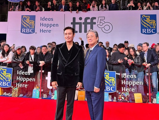 イ・ビョンホン、トロント国際映画祭で“韓国俳優初”の特別功労賞を受賞！「この映画は必ず観るべき」