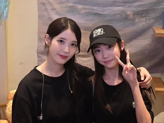 『おつかれさま』“エスン”たちが再会！IUと子役のツーショットにほっこり【PHOTO】