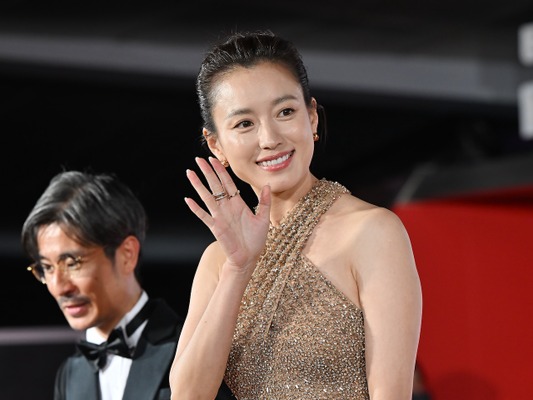 『トンイ』女優ハン・ヒョジュ、華やかなドレス姿で登場！“審査委員”としての品格を放つ【PHOTO】