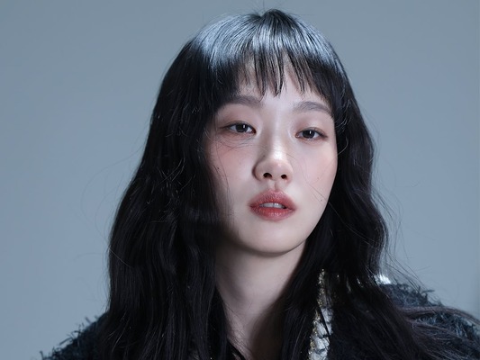 キム・ゴウンがシャネルを纏い、唯一無二のオーラを放つビハインド写真公開