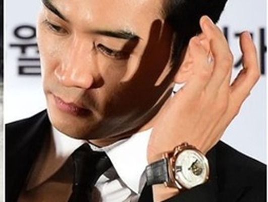 ソン・スンホン、最愛の母が死去「息子で幸せでした」