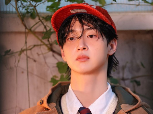 チャン・ドンユンが多彩な表情で魅了、クラシックと秋が交差するビハインド写真公開