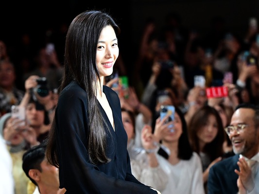 “ロマンスの神様”チョン・ジヒョンの魅力をゼッタイ必見6選で大解剖