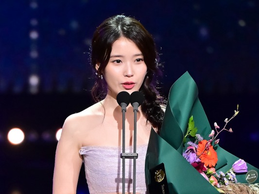 『おつかれさま』IUの受賞に母役のヨム・ヘランが感激！「自分がもらうより嬉しい」