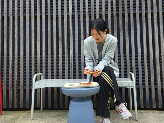 女優イ・ヨンエ、まったり休憩中のオフショット公開。飾らない姿に“ほっこり”【PHOTO】