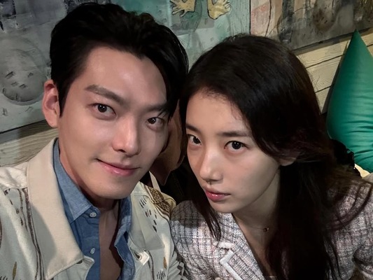 キム・ウビン、まだ発音が下手…!? 相手役ペ・スジとのやりとりが愉快すぎる！【PHOTO】