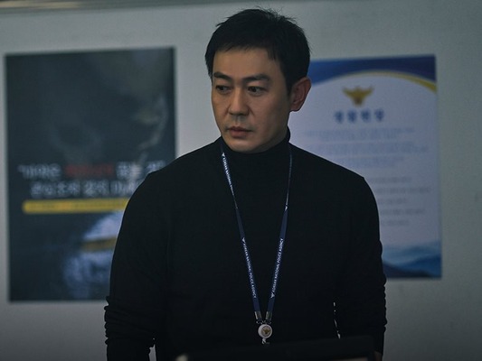 『ウンスのいい日』で崩れゆく正義、パク・ヨンウが描く堕ちた警官の真実