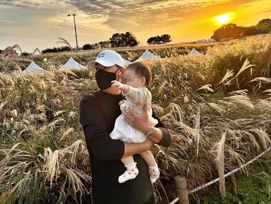 “元祖韓流プリンス”リュ・シウォンが家族でお出かけ。娘を抱っこした姿に反響！「幸せが詰まってる」【PHOTO】