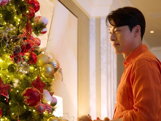 俳優ヒョンビン、お家でもこんな感じ？ツリーの前で“優しいパパの顔”【PHOTO】