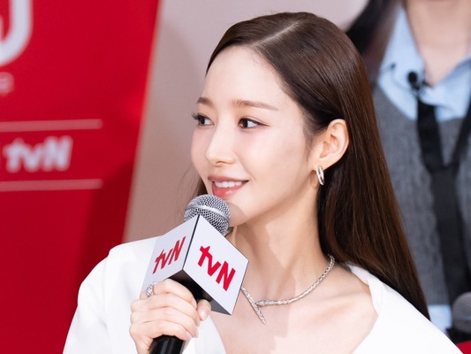 Prime Video配信『PERFECT GLOW』出演パク・ミニョン、久々バラエティでの“がっつりおしゃれ”に注目！【制作発表会】