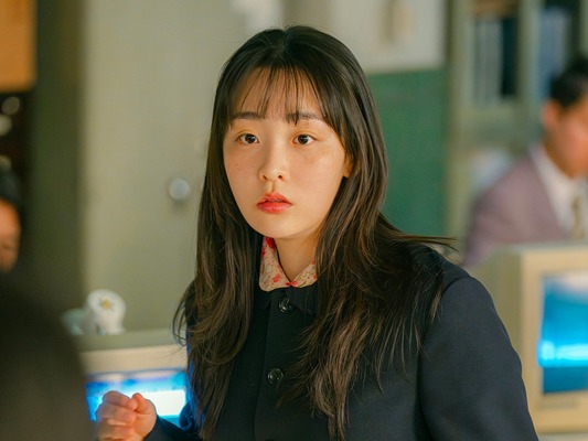 韓国ソウルの街にあふれるドヤ顔の“オ主任”。今最も熱い『テプン商事』主演キム・ミンハ