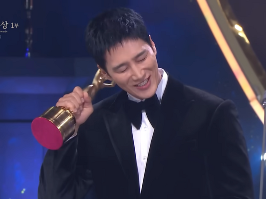 俳優アン・ボヒョン、父親の誕生日に人生初の“青龍トロフィー”を獲得！「今日は必ず連絡します」