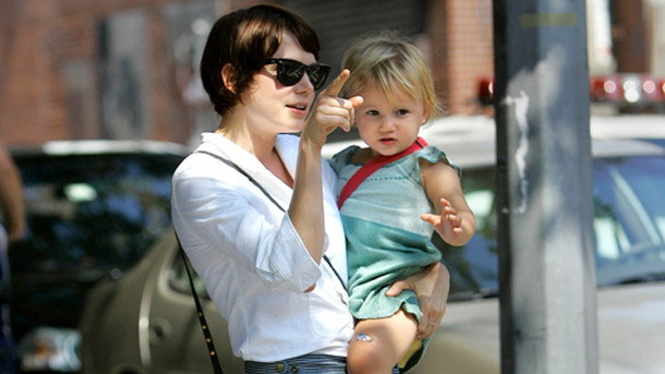 笑顔で娘・マチルダと散歩中のミシェル・ウィリアムズ　-(C) Splash/AFLO